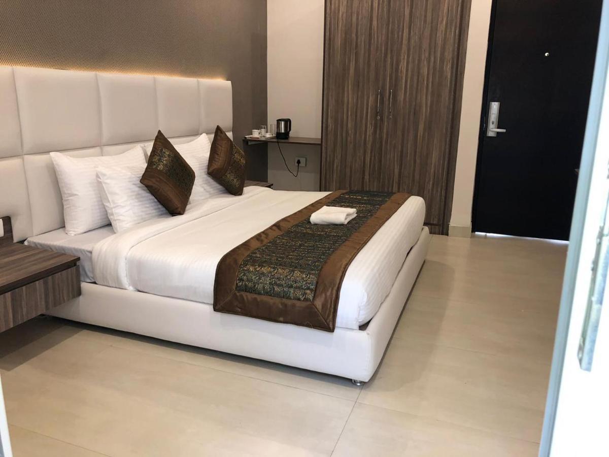 Mavens Inn Gurgaon Bagian luar foto
