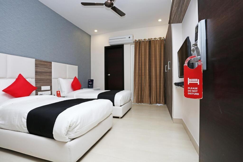 Mavens Inn Gurgaon Bagian luar foto