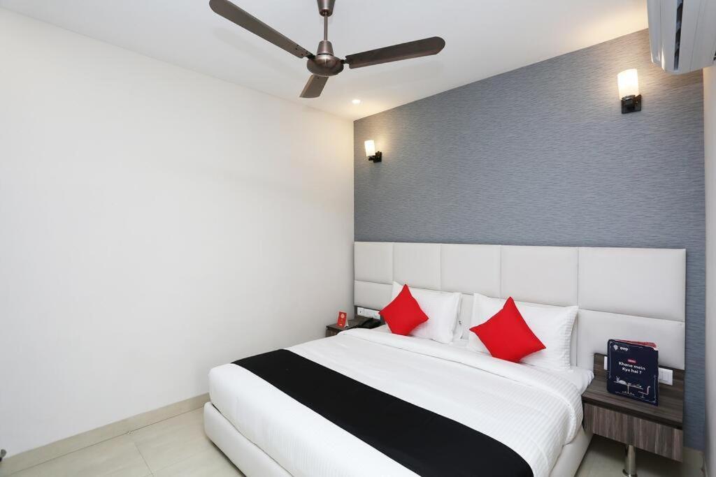 Mavens Inn Gurgaon Bagian luar foto