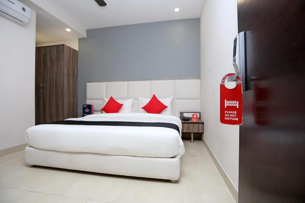 Mavens Inn Gurgaon Bagian luar foto